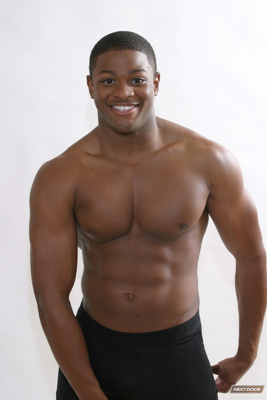 Handsome ebony fella Ricardo reveals his sexy body and jerks off  