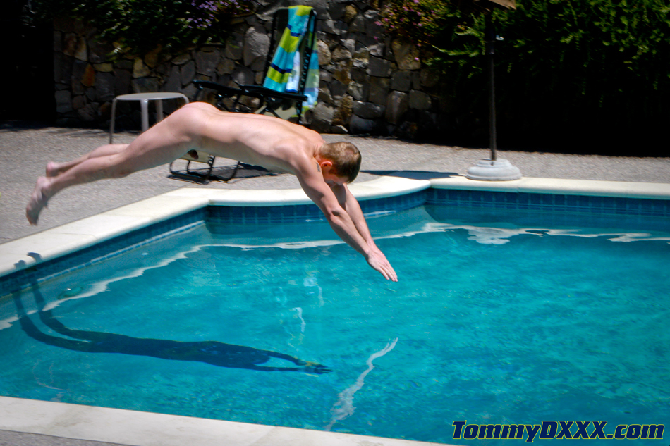 Hot amateur Tommy D shows off his athletic naked body & his hard cock  