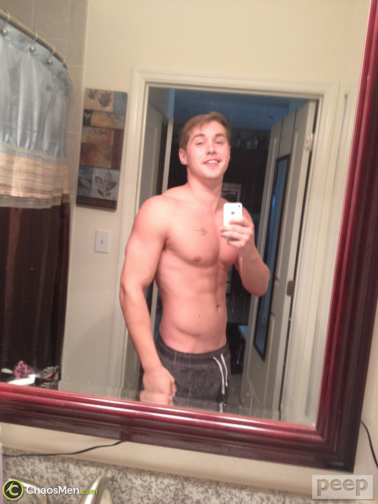 Hot gay Zac takes sexy selfies  