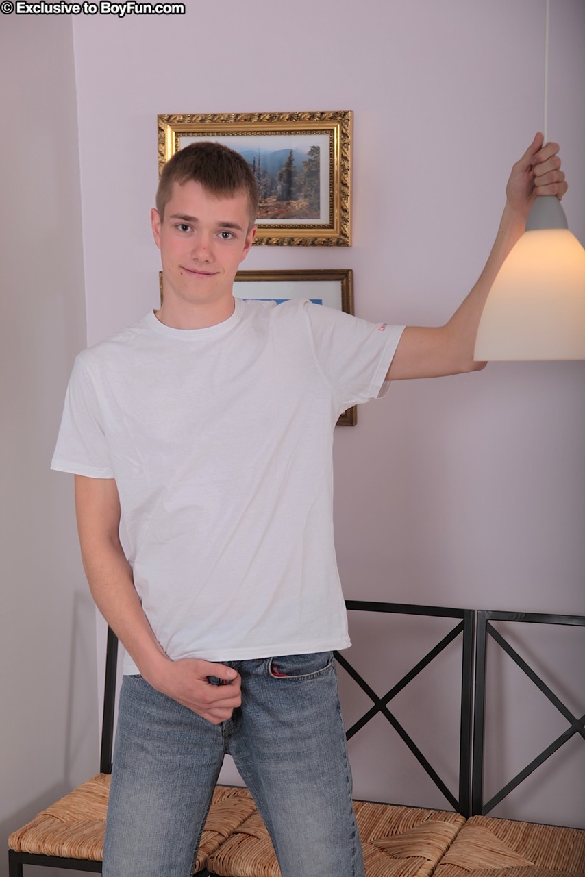 Short-haired gay boy Peyton shows his firm booty and masturbates passionately