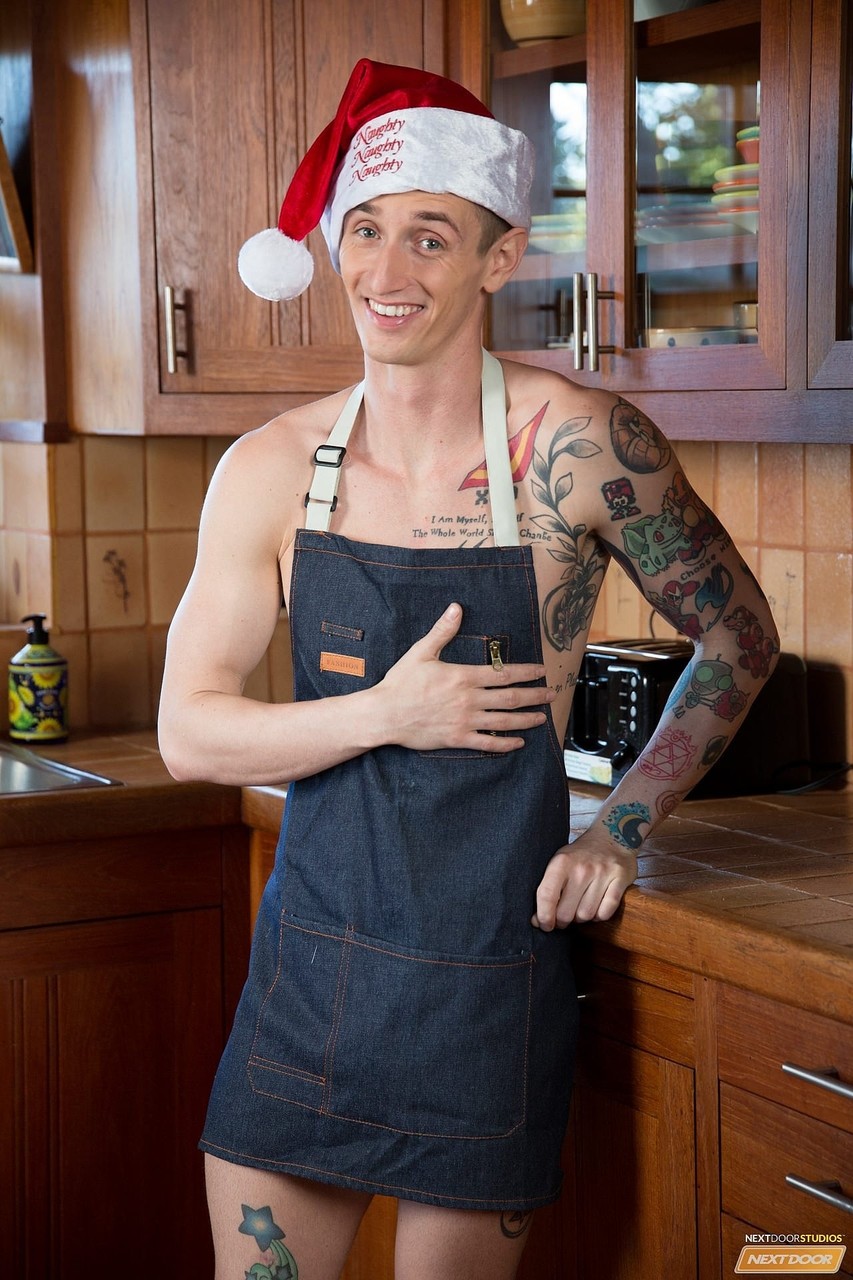 Gay chef Lance Ford gets screwed by handsome Gunner in Xmas sex action