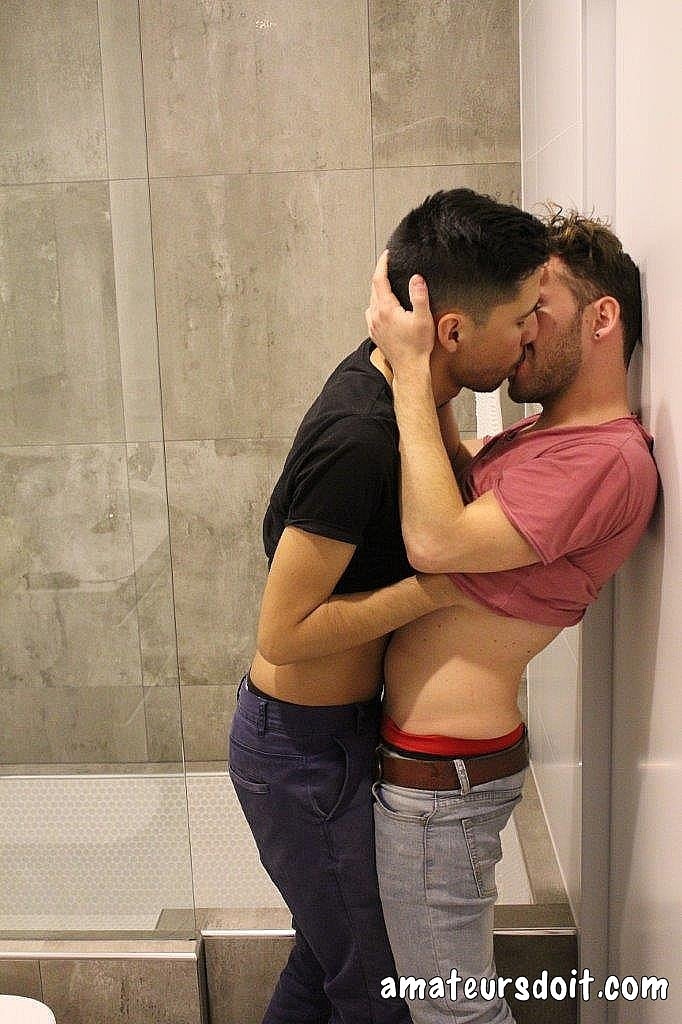 Gay hunk Alehandro Caliente gives his partner a blowjob in the bathroom  