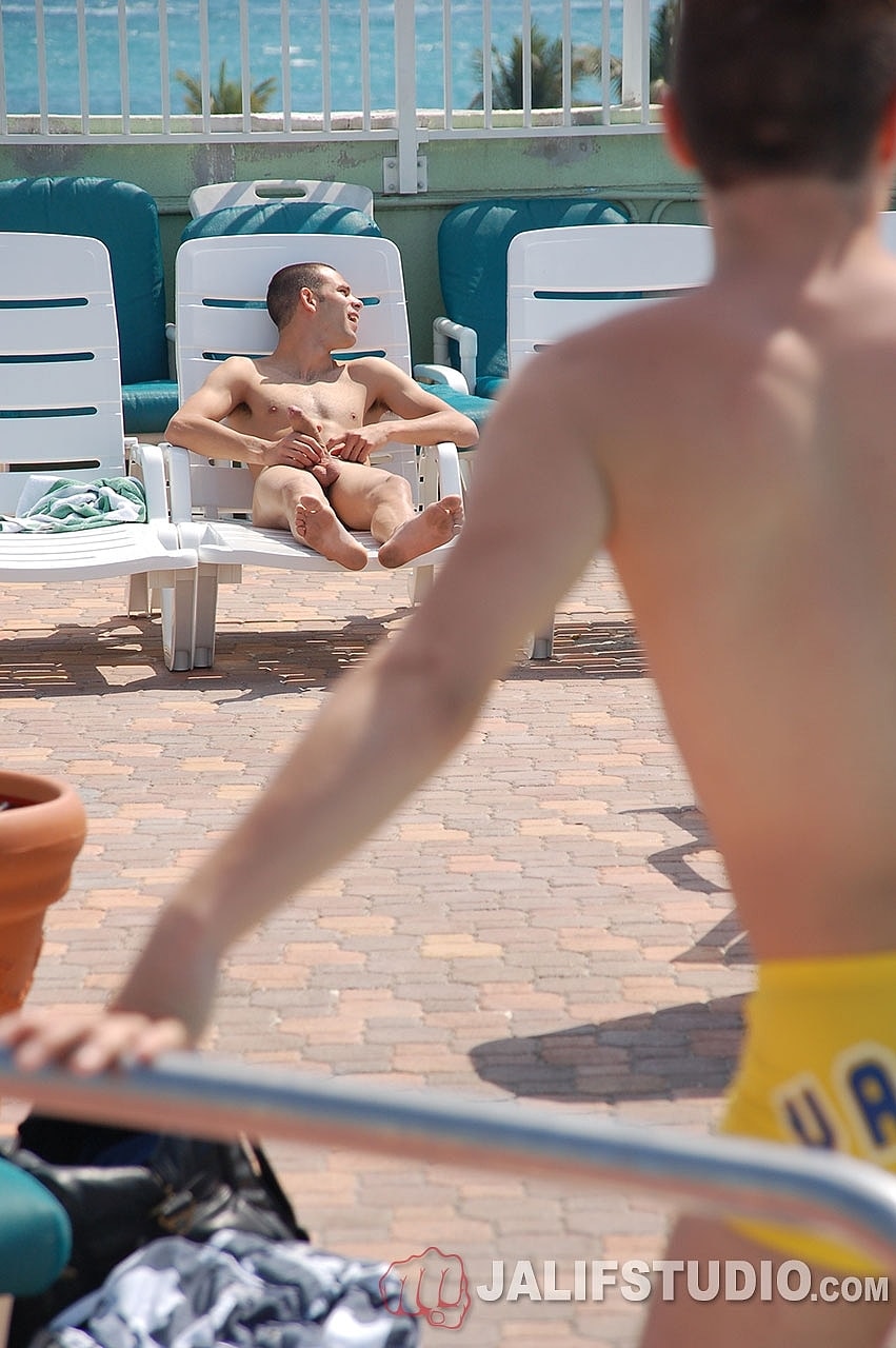 Gay hotties Jaeden James & Roberto Santiago suck & fuck each other poolside