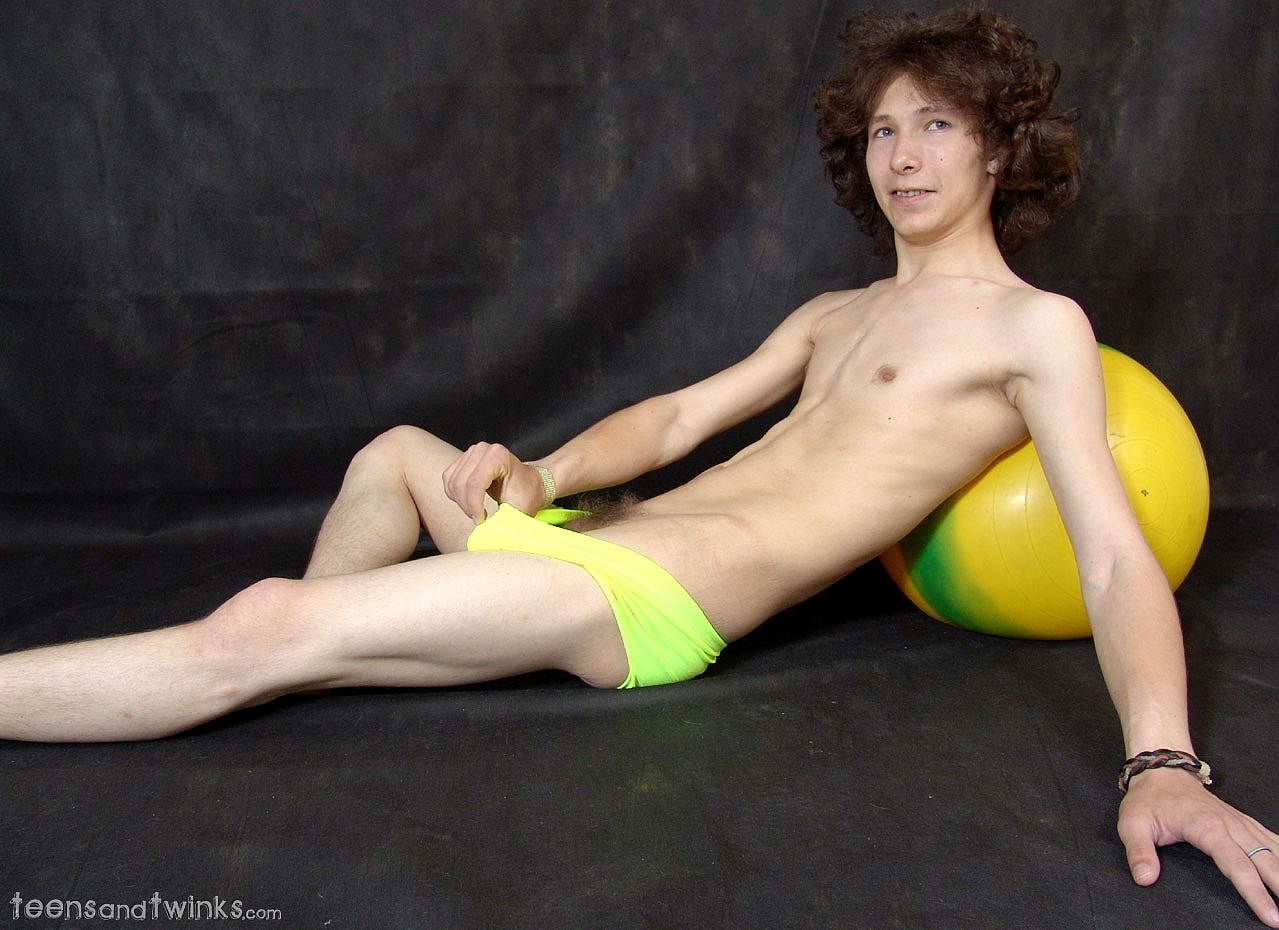 Good-looking twink strips compeletely naked and jerks his hairy dick  